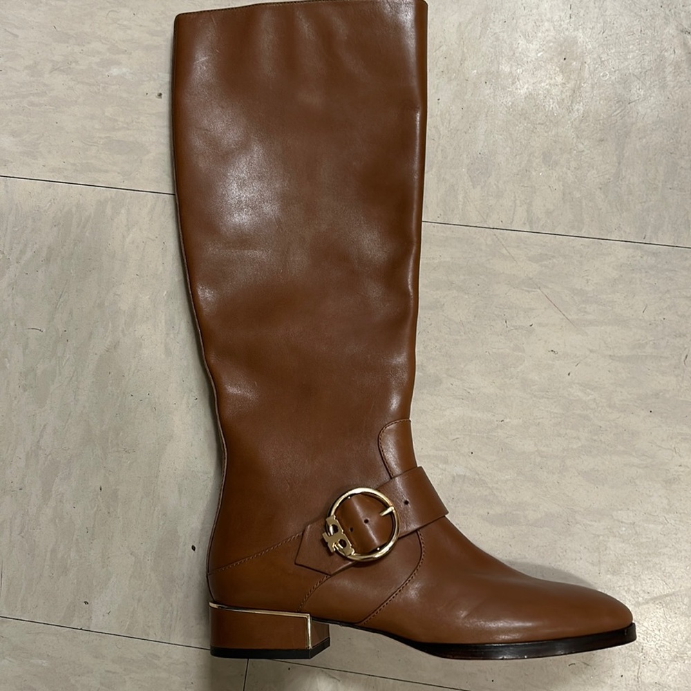 I am selling Tory Burch Sofia boots. The color is festival brown size 7.